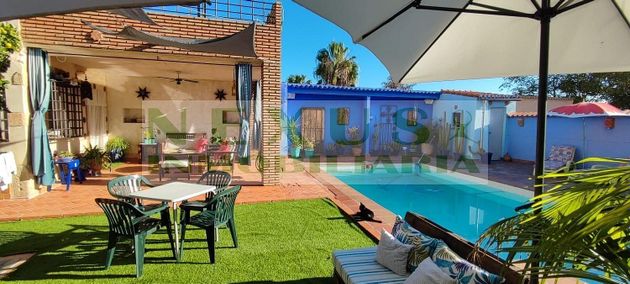 Foto 2 de Chalet en venta en Ciudad Monumental de 3 habitaciones con terraza y piscina