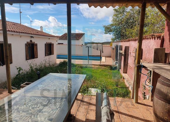 Foto 1 de Casa rural en venda a Llerena de 2 habitacions amb piscina i garatge