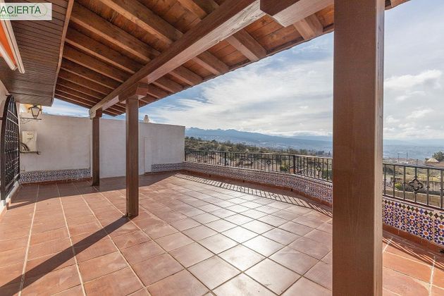 Foto 2 de Chalet en venta en Huétor Vega de 5 habitaciones con terraza y piscina
