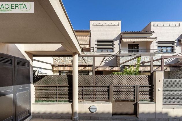 Foto 2 de Casa en venta en Angustias - Chana - Encina de 4 habitaciones con piscina y garaje