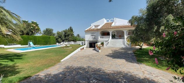Foto 1 de Venta de chalet en Churriana de 4 habitaciones con terraza y piscina