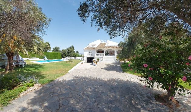 Foto 2 de Venta de chalet en Churriana de 4 habitaciones con terraza y piscina