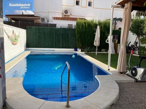 Foto 2 de Casa en venda a Montequinto de 4 habitacions amb piscina i garatge