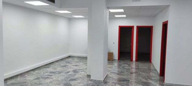 Foto 2 de Alquiler de oficina en La Buhaira de 190 m²