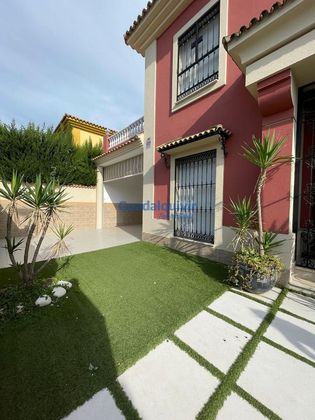 Foto 1 de Casa en venda a Montequinto de 5 habitacions amb terrassa i piscina