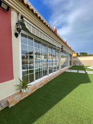 Foto 2 de Venta de casa en Montequinto de 5 habitaciones con terraza y piscina