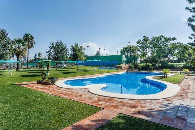 Foto 1 de Xalet en venda a Torrequinto de 5 habitacions amb piscina i jardí