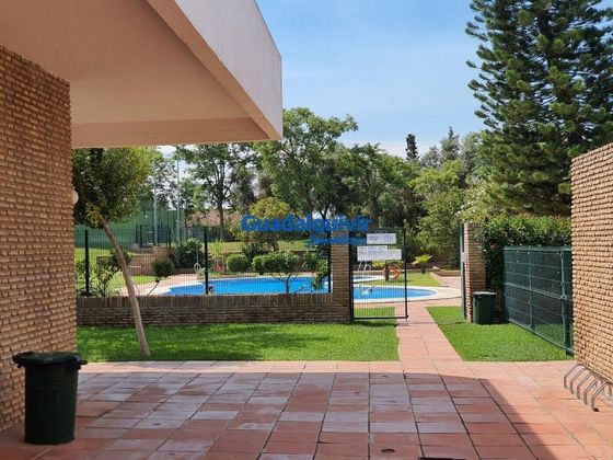 Foto 2 de Xalet en venda a Torrequinto de 5 habitacions amb piscina i jardí
