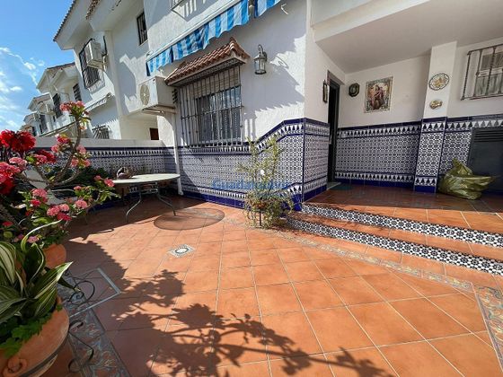 Foto 1 de Casa adossada en venda a Montequinto de 3 habitacions amb piscina i jardí