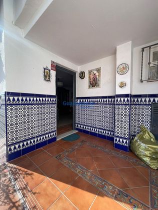 Foto 2 de Casa adossada en venda a Montequinto de 3 habitacions amb piscina i jardí