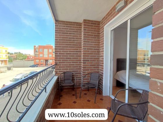 Foto 2 de Venta de piso en Jacarilla de 4 habitaciones con terraza y balcón