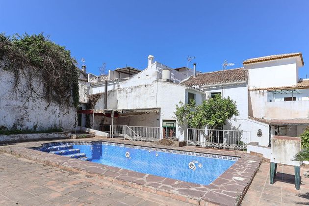 Foto 1 de Casa adosada en venta en Guaro de 4 habitaciones con piscina y jardín