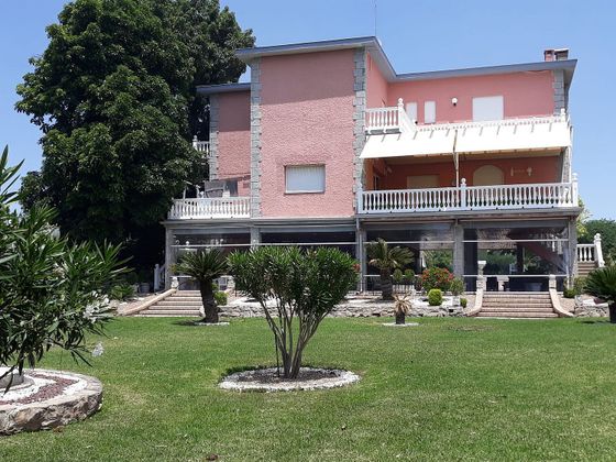 Foto 1 de Casa en venda a Sanlúcar la Mayor de 8 habitacions amb terrassa i piscina