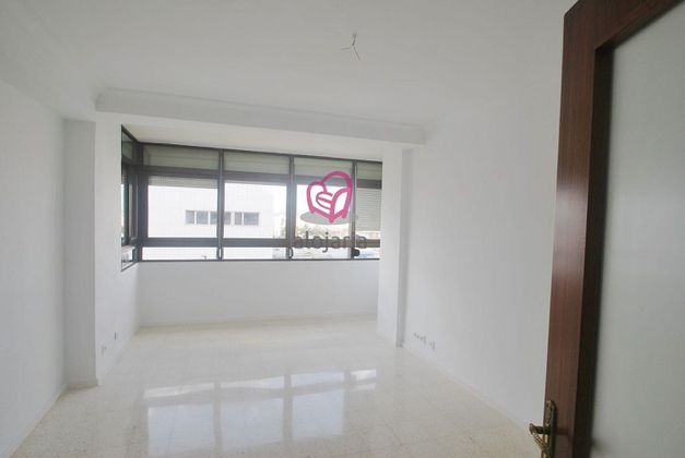 Foto 1 de Alquiler de piso en Nervión de 3 habitaciones con garaje y balcón