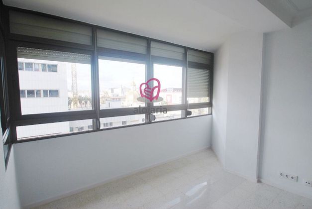 Foto 2 de Alquiler de piso en Nervión de 3 habitaciones con garaje y balcón