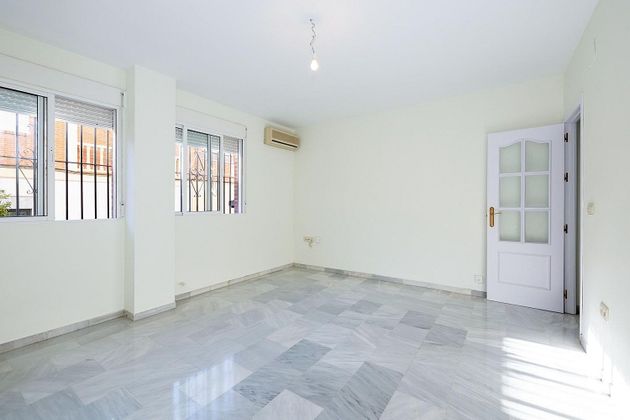 Foto 1 de Venta de piso en Avda. De los Ogíjares de 2 habitaciones con aire acondicionado y calefacción