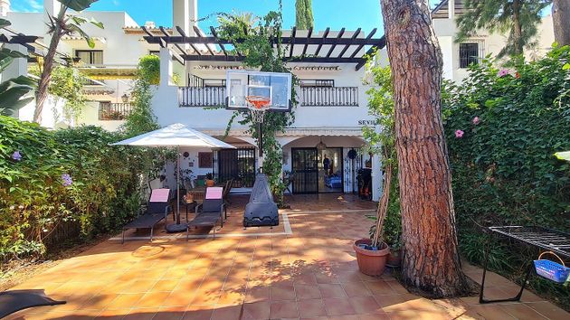 Foto 2 de Casa adossada en venda a Nagüeles Alto de 3 habitacions amb terrassa i piscina