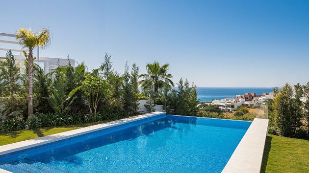 Foto 2 de Venta de chalet en Cabo Pino - Reserva de Marbella de 5 habitaciones con terraza y piscina