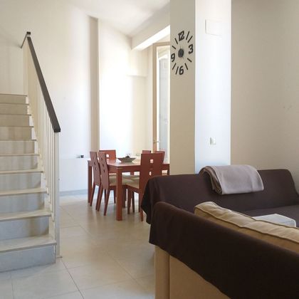 Foto 1 de Alquiler de ático en calle Beatas de 2 habitaciones con terraza y muebles