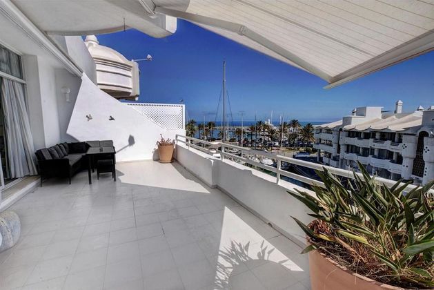 Foto 1 de Venta de ático en Puerto Marina de 2 habitaciones con terraza y piscina
