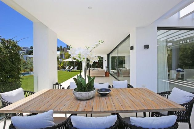 Foto 2 de Casa adossada en lloguer a Benahavís de 5 habitacions amb terrassa i piscina