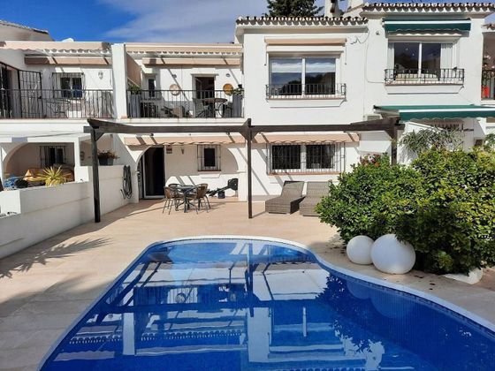 Foto 2 de Casa adossada en venda a Istán de 2 habitacions amb terrassa i piscina
