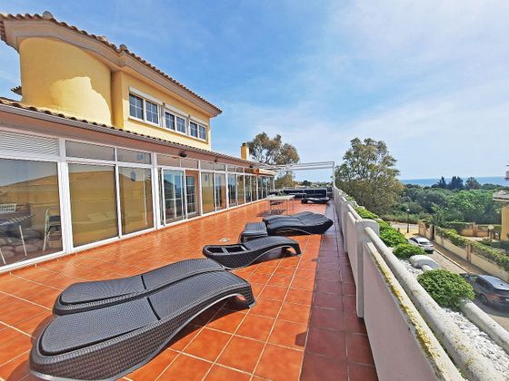 Foto 1 de Àtic en venda a Cabo Pino - Reserva de Marbella de 4 habitacions amb terrassa i piscina