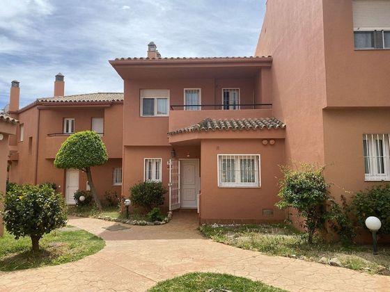 Foto 2 de Casa adossada en venda a Alcorrín de 3 habitacions amb terrassa i piscina