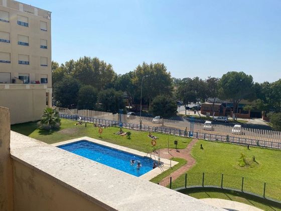 Foto 2 de Estudi en venda a Parque Alcosa - Jardines del Edén amb terrassa i piscina
