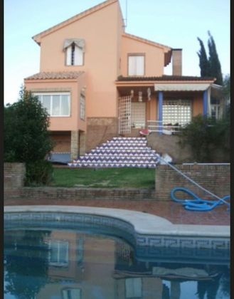 Foto 1 de Venta de chalet en Montequinto de 7 habitaciones con piscina y garaje
