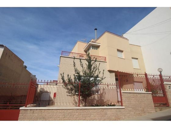 Foto 1 de Casa en venta en calle Calderón Barca de 5 habitaciones con terraza y garaje