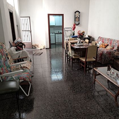 Foto 1 de Casa adossada en venda a calle Cuba de 4 habitacions amb garatge i balcó
