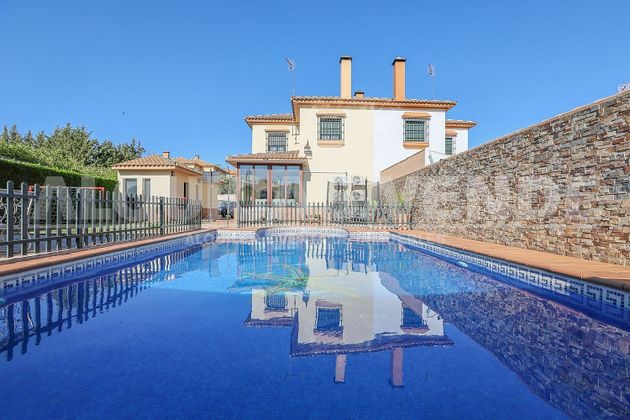 Foto 1 de Venta de chalet en Mairena del Alcor de 4 habitaciones con terraza y piscina