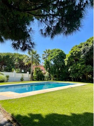 Foto 2 de Alquiler de chalet en Cabo Pino - Reserva de Marbella de 6 habitaciones con terraza y piscina