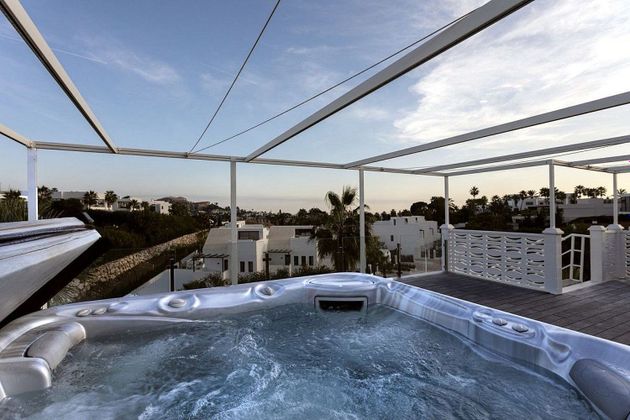 Foto 1 de Xalet en venda a Los Naranjos - Las Brisas de 4 habitacions amb terrassa i piscina