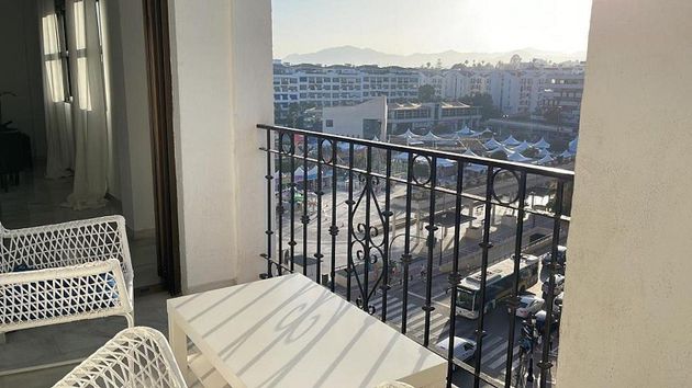 Foto 2 de Alquiler de piso en Puerto Banús de 2 habitaciones con muebles y aire acondicionado