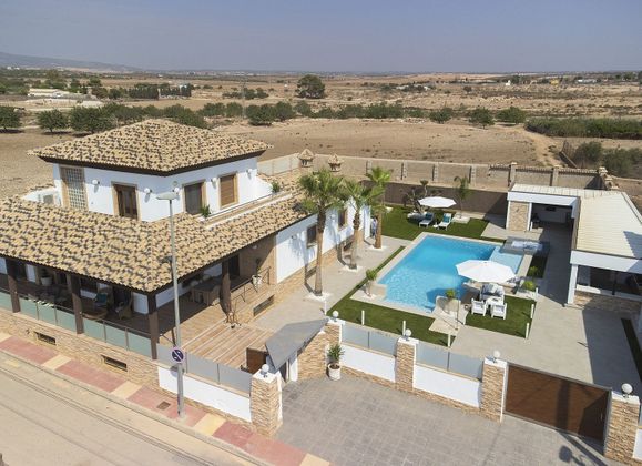 Foto 1 de Casa en venda a Avileses de 4 habitacions amb terrassa i piscina