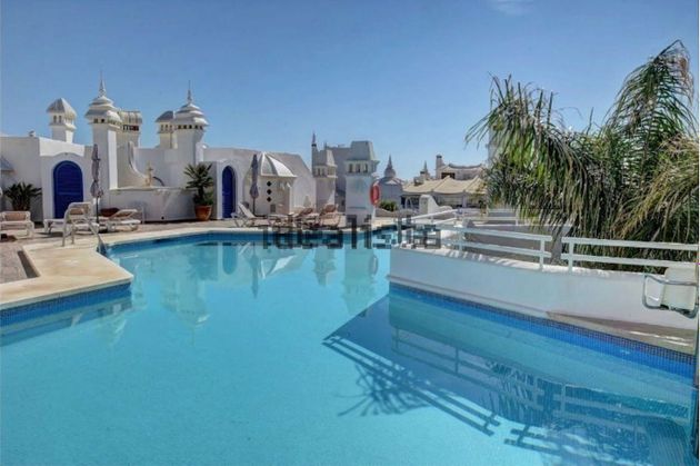 Foto 1 de Àtic en venda a Puerto Marina de 2 habitacions amb terrassa i piscina