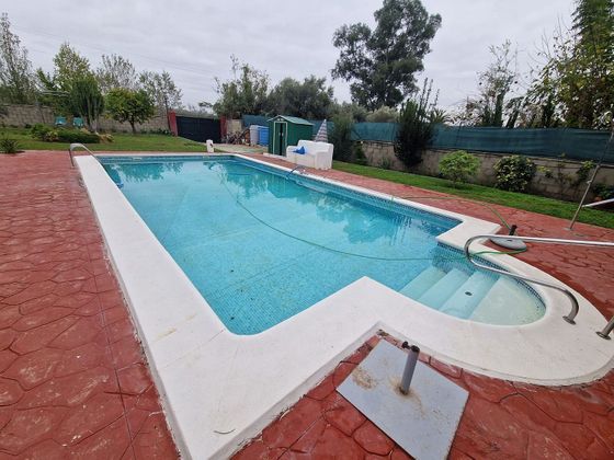 Foto 2 de Venta de chalet en Salteras de 4 habitaciones con terraza y piscina