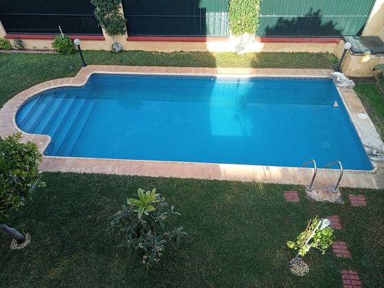 Foto 1 de Chalet en venta en Espartinas de 4 habitaciones con terraza y piscina
