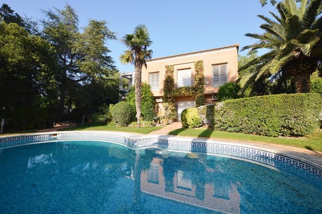 Foto 1 de Alquiler de chalet en Los Monasterios-Alfinach de 4 habitaciones con terraza y piscina