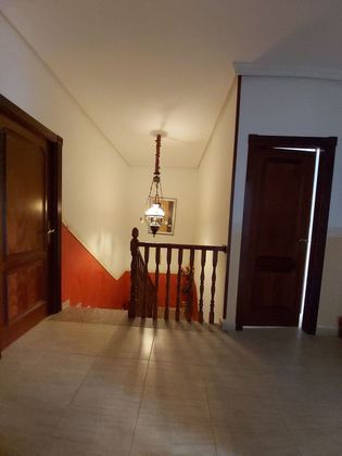 Foto 2 de Casa adossada en venda a calle Murillo de 4 habitacions amb terrassa i garatge