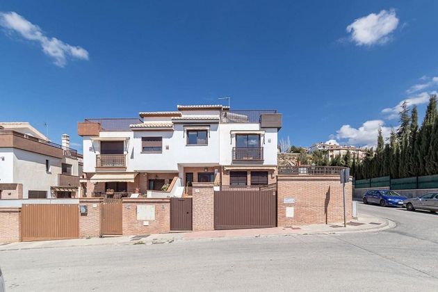 Foto 1 de Casa adossada en venda a Huétor Vega de 4 habitacions amb terrassa i piscina