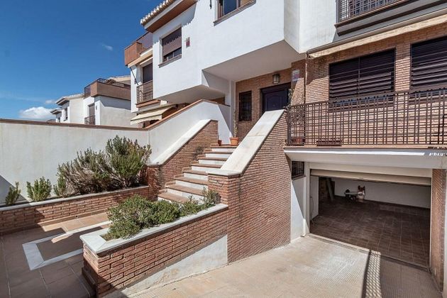 Foto 2 de Casa adossada en venda a Huétor Vega de 4 habitacions amb terrassa i piscina