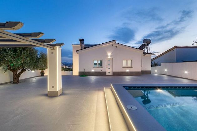 Foto 1 de Xalet en venda a Huétor Vega de 3 habitacions amb terrassa i piscina