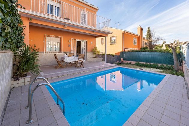 Foto 1 de Venta de casa adosada en Jun de 6 habitaciones con terraza y piscina