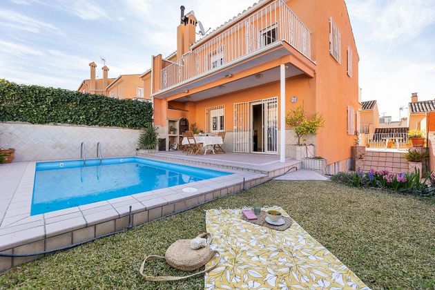 Foto 2 de Casa adossada en venda a Jun de 6 habitacions amb terrassa i piscina