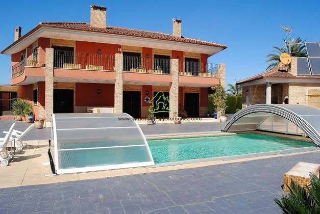 Foto 1 de Xalet en venda a calle De Los Leales de 6 habitacions amb terrassa i piscina