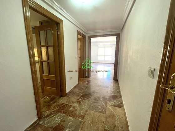 Foto 2 de Pis en lloguer a calle Sierra de Peñarrubia de 4 habitacions amb garatge i ascensor