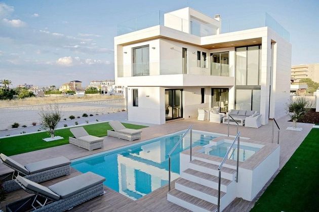 Foto 1 de Xalet en venda a Dehesa de Campoamor - La Regia - Aguamarina de 3 habitacions amb terrassa i piscina